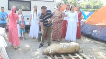 Ţiganii veniţi pe litoral au tăiat porcul în Mamaia! Au dat şi de pomană