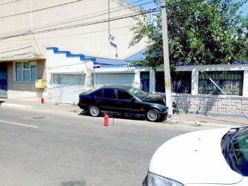 A făcut-o lată: a intrat cu maşina şi în stâlp, şi în conducta de gaze!