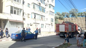 Pompierii au intervenit la Năvodari pentru a salva o femeie: au intrat pe geam!