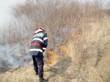 Incendiile de vegetaţie uscată continuă să facă ravagii în judeţ
