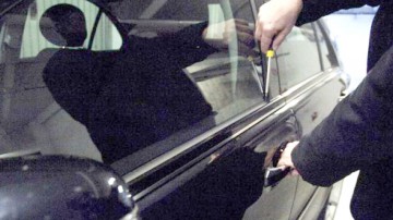 INCREDIBIL! S-a trezit cu maşina furată chiar din faţa blocului