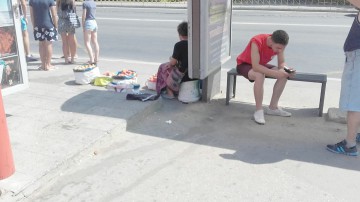 Comerţul ilegal de pe plajă s-a mutat în staţia de autobuz
