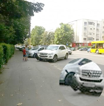 O şoferiţă a „încălecat” cu maşina un coş de gunoi pe Soveja şi şi-a văzut de drum