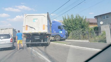 Accident rutier în Valu! Un TIR a intrat în gardul unei case
