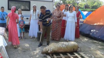 Țiganii veniți în vacanță la Mamaia AU TĂIAT PORCUL în stațiune! Au dat și de pomană