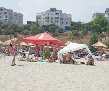 imagine Relatively Burgundy Turiştii s-au mutat pe plaja 3 Papuci: „În Mamaia este ţigănie!” |  replicaonline.ro