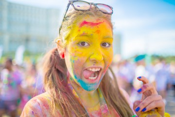 Vibraţii la intensitate maximă şi atmosfera hawaiană la The Color Run