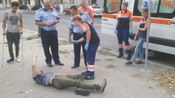 Un bărbat băut a făcut CIRC pe stradă: a ameninţat că se sinucide! Este un „client” frecvent al Ambulanţei