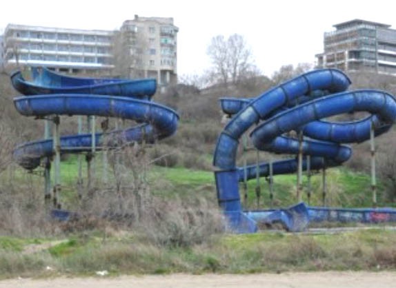 Primăria, în acţiune: demolează construcţiile aflate în paragină pe plaja Modern Primăria, în acţiune: demolează construcţiile aflate în paragină pe plaja Modern