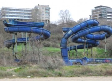 Primăria, în acţiune: demolează construcţiile aflate în paragină pe plaja Modern