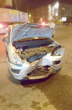 Coliziune frontală în faţa Gării: trei persoane au ajuns la spital