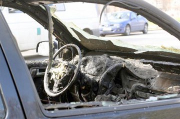 Un autoturism a ars pe strada Baba Novac!