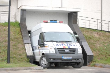 Poliţistul care a luat şpagă peste 100.000 de euro are pensie de peste 2.000 de lei! Ce le-a pus magistraţilor