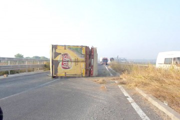 Un TIR s-a răsturnat la intrare pe A2 dinspre podul nou de la Agigea