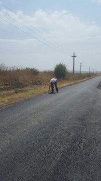 Se asfaltează drumurile în localitatea Castelu