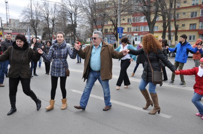 Iată cum se distrează grecii de ziua lor Iată cum se distrează grecii de ziua lor