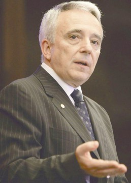 Mii de români își dau casele la bănci