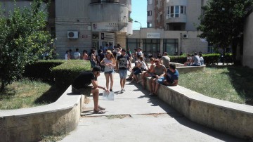 Coadă la Serviciul permise de conducere și înmatriculări de pe bulevardul Mamaia, din cauza unei defecțiuni