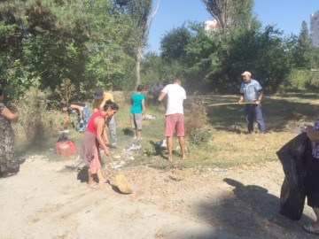 Scoşi la muncă de Primărie: asistaţii social au curăţat zona Badea Cârţan