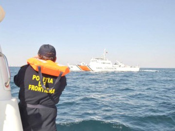 Trei persoane care pluteau în derivă într-o barcă pe Marea Neagră, salvaţi de poliţiştii de frontieră