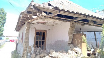 O casă din Năvodari se dărâmă bucată cu bucată. Vieţile vecinilor, în pericol