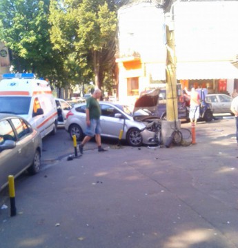 Accident rutier pe Mircea: o maşină s-a izbit frontal de un stâlp