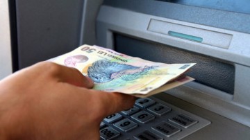 Atenţie atunci când scoateţi bani din bancomate!