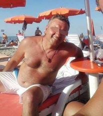 Presupusul criminal din Ploiești era căutat de polițiști, dar el se distra la mare!