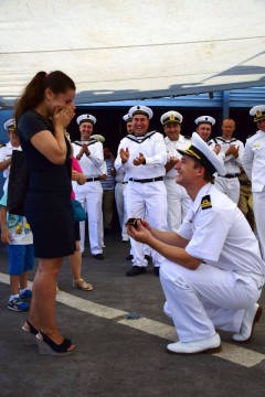 Moment emoţionant. Un marinar şi-a cerut iubita în căsătorie de Ziua Marinei