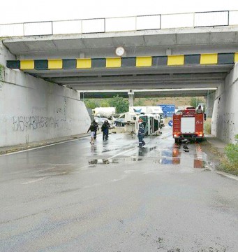 Un TIR s-a răsturnat la ieşire de pe A2