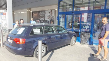 Sezonul BIZONILOR: Un şofer a blocat intrarea unui supermarket