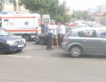Doua autoturisme s-au ciocnit pe bulevardul Lăpuşneanu
