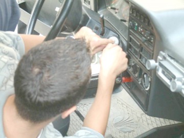 Doi bărbaţi, reţinuţi pentru furtul unui autovehicul