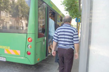 Ce spun procurorii despre individul care fura din autobuzul 100