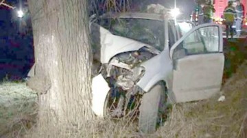 Un şofer băut a intrat cu maşina în copac!