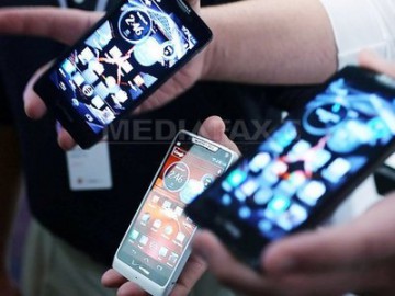 Telefoanele scumpe sunt tot mai căutate de români