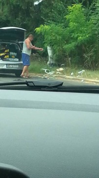 Costineşti: Şofer cu deficienţe de... bun-simţ! Îşi aruncă gunoiul pe marginea drumului