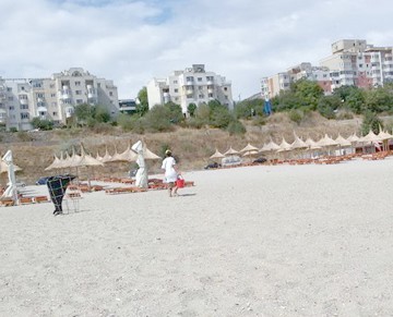 „Tradiţia” continuă: comerţul ambulant pe plajă, NELIPSIT