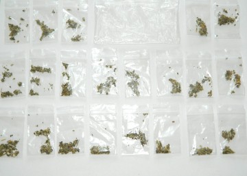 Surprins de jandarmi în timp ce îşi pregătea un joint