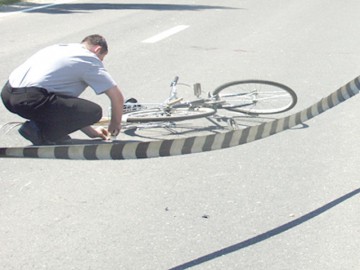 Unul dintre cocalarii care au împins un biciclist aflat în mers, sub control judiciar