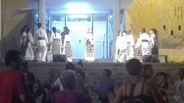 Un bărbat GOL PUŞCĂ a NĂVĂLIT pe scena Casei de Cultură de la Mangalia! A spart un geam, toţi copiii au început să plângă!
