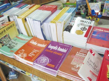 Elevii de clasa a IV-a încep anul şcolar fără manuale