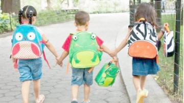 Acţiune socială la Biserica „Sf. Dumitru”. Peste 30 de copilaşi primesc ghiozdane