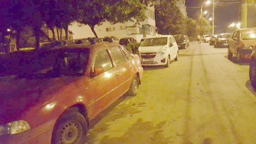 Pe timp de noapte, un trotuar din cartierul Tomis Nord se transformă în parcare