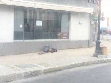 Imaginea neputinţei noastre: un minor şi-a făcut culcuş pe trotuar