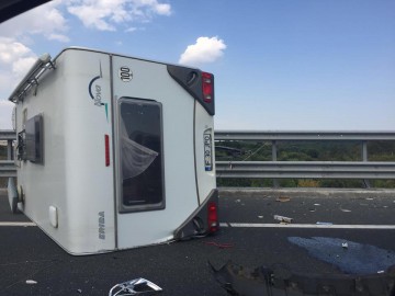 Un autovehicul s-a răsturnat cu tot cu rulotă, pe A2