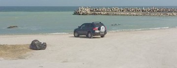 Maşină cu numere de MAI, parcată CU NESIMŢIRE pe plaja din Olimp. Vinovat ar fi prefectul de Gorj; poliţiştii fac verificări