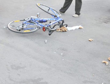 Biciclist, lovit pe strada Ştefan cel Mare