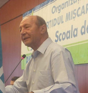 Băsescu, faţă în faţă cu tinerii din partid. Liderul PMP nu exclude o candidatură