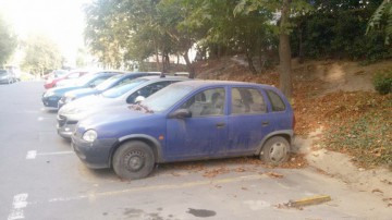 Se ridică maşinile abandonate din municipiu